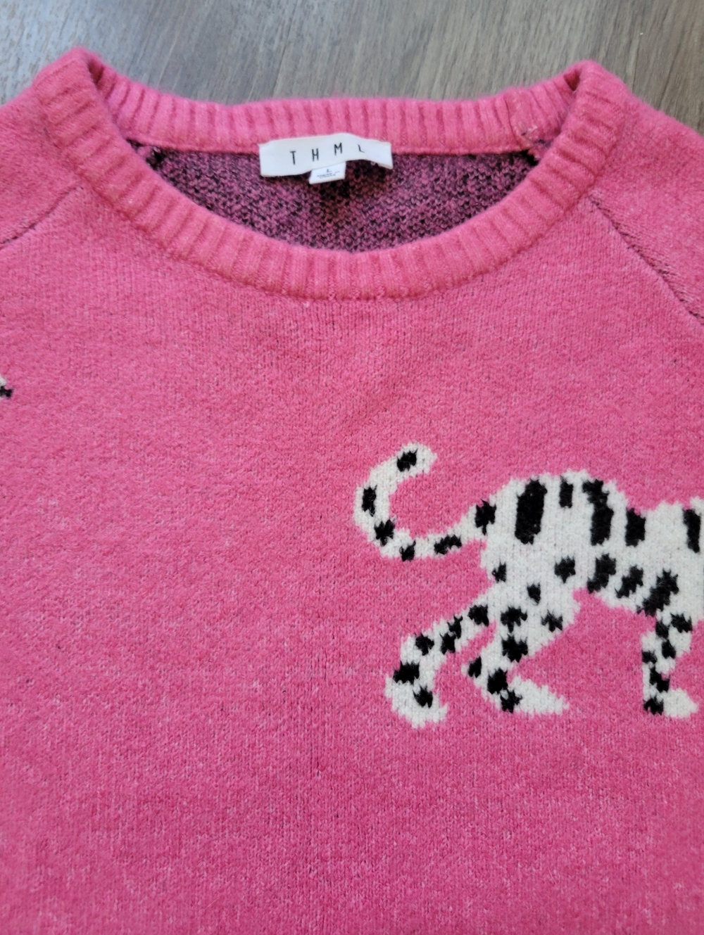 THML Pink Snow Leopard Pullover Sweater Animal Print Eclectic Arty Kitsch LG - Picture 3 of 9